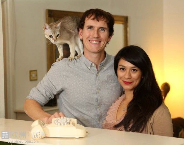 调皮喵星人乱拨电话误报警 萌货呆傻不以为然