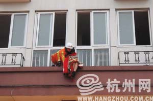 女孩险遭面试者强奸 裸体裹毛毯欲跳楼(图)-欧