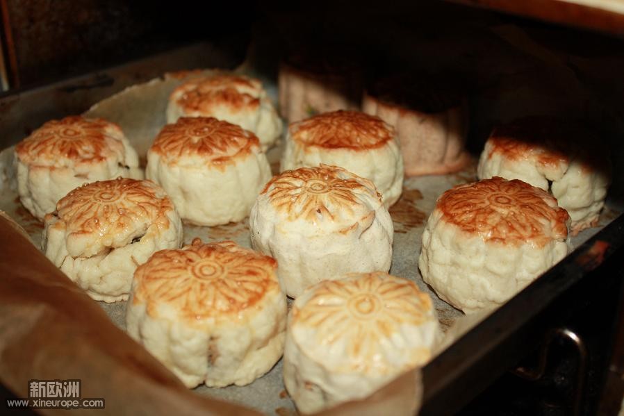 2010年烤的月饼.JPG