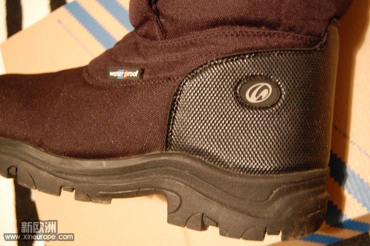 雪地靴，water proof标示