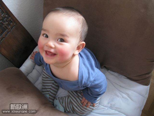 终于会笑了