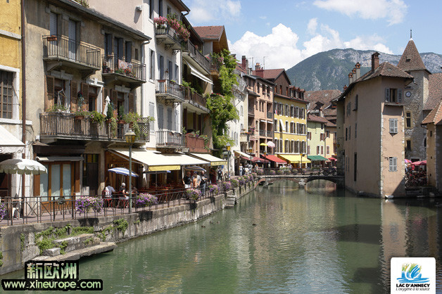 small_canal_thiou_vieille_ville_annecy.jpg