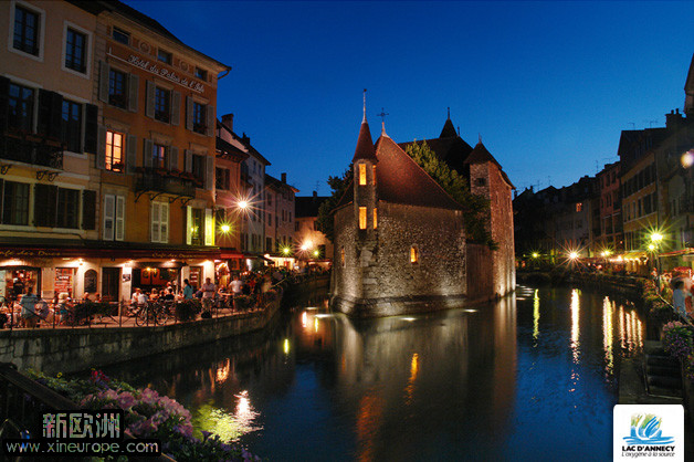 small_palais_ilsle_eclaire_annecy.jpg