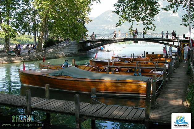 small_pont_amours_lac_annecy.jpg