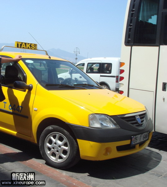 小型黄色出租面包车.jpg