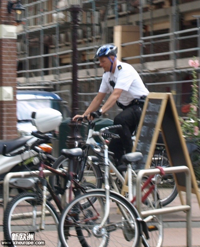 执行任务的警察，骑自行车，这不可能在中国发生。.jpg