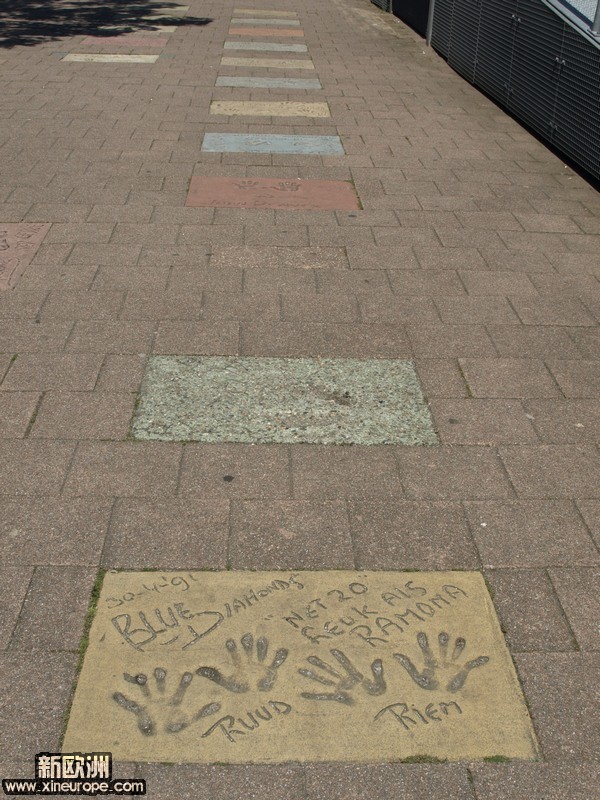 人行步道上铺有这样的个性纪念砖。.jpg