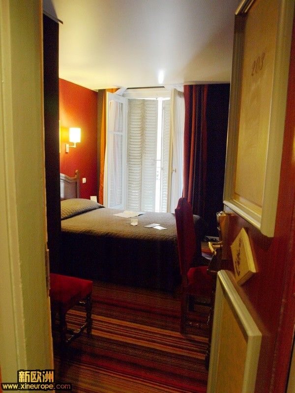 住在巴黎一酒店拍的房间。.jpg