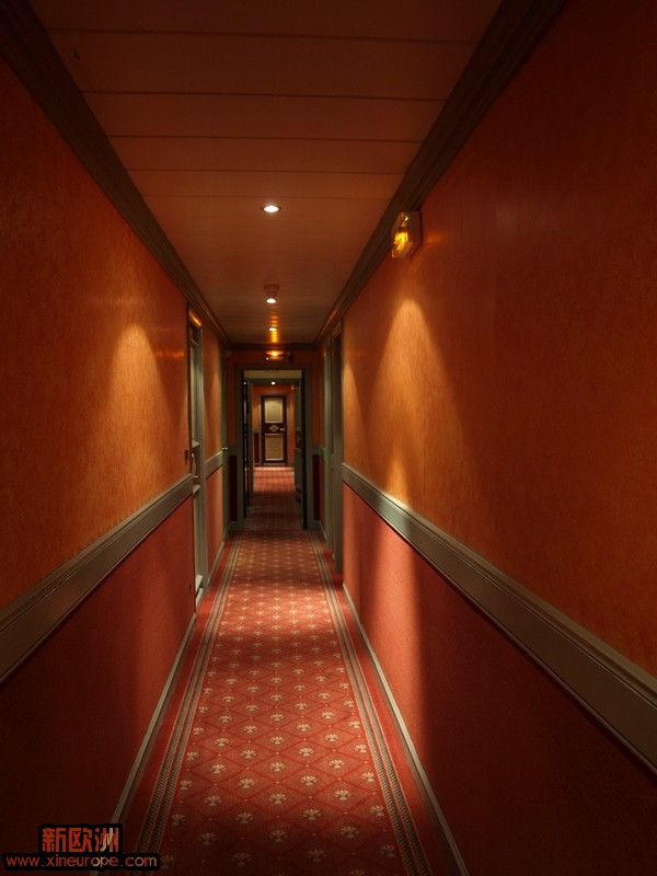 这酒店走廊的颜色，也太红了吧。.jpg