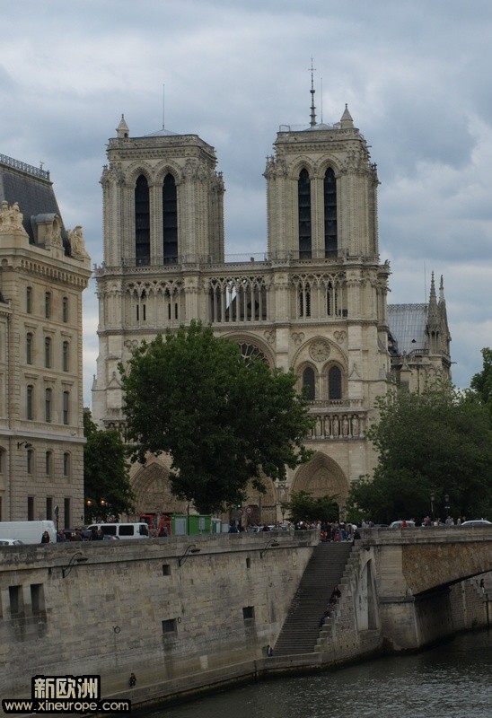 巴黎圣母院远景.jpg
