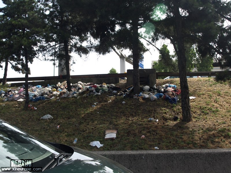 巴黎也有到处是垃圾的地方哈。.jpg