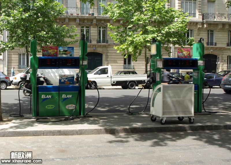 巴黎街头加油站，看起来很方便吧。.jpg
