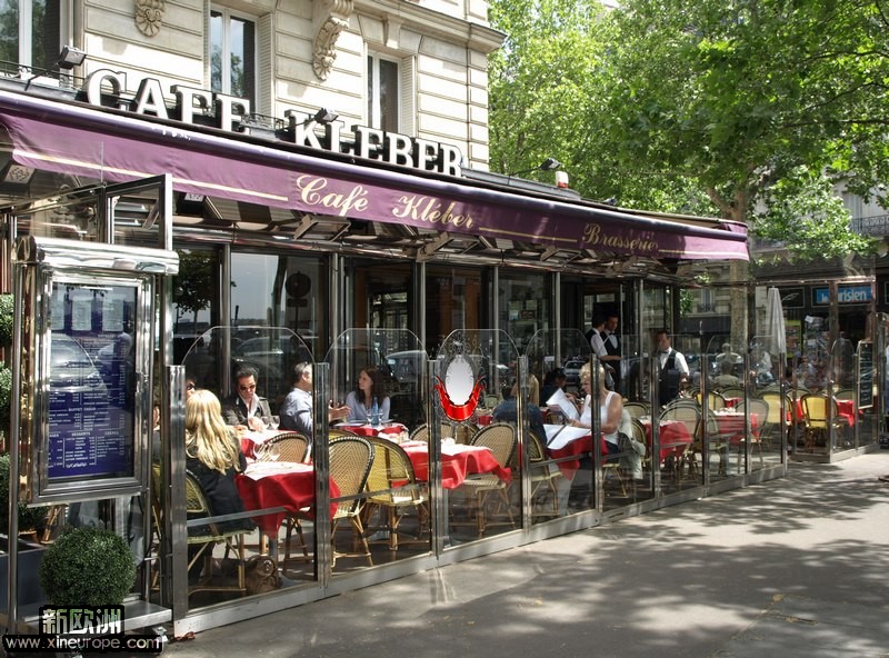 坐在街头用餐是法国的传统吧。.jpg