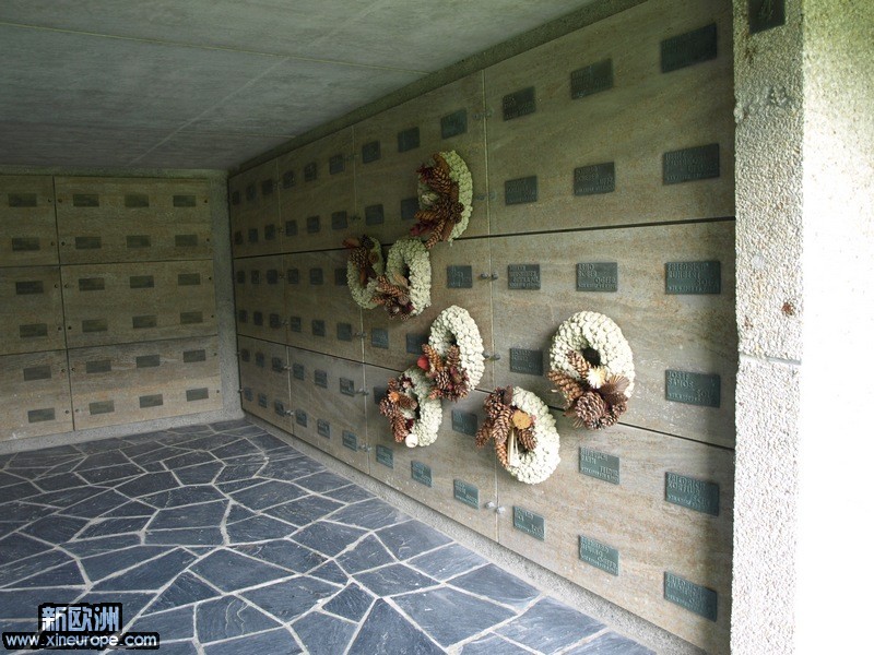 二战德军陵园内整洁的墓室。.jpg