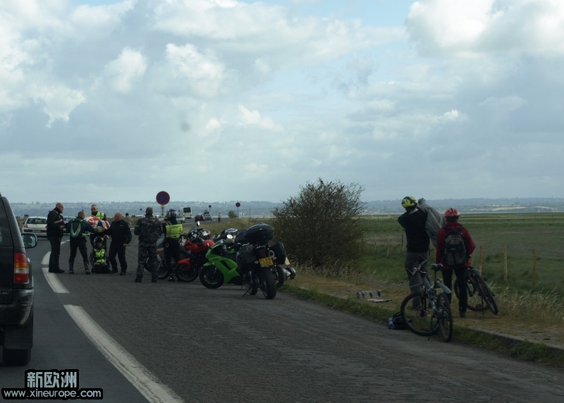 遇到一群骑摩托旅游的。看他们玩得多高兴。.jpg