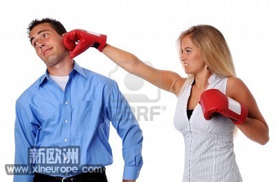 7794990-jeune-femme-frapper-homme-avec-des-gants-de-boxe.jpg