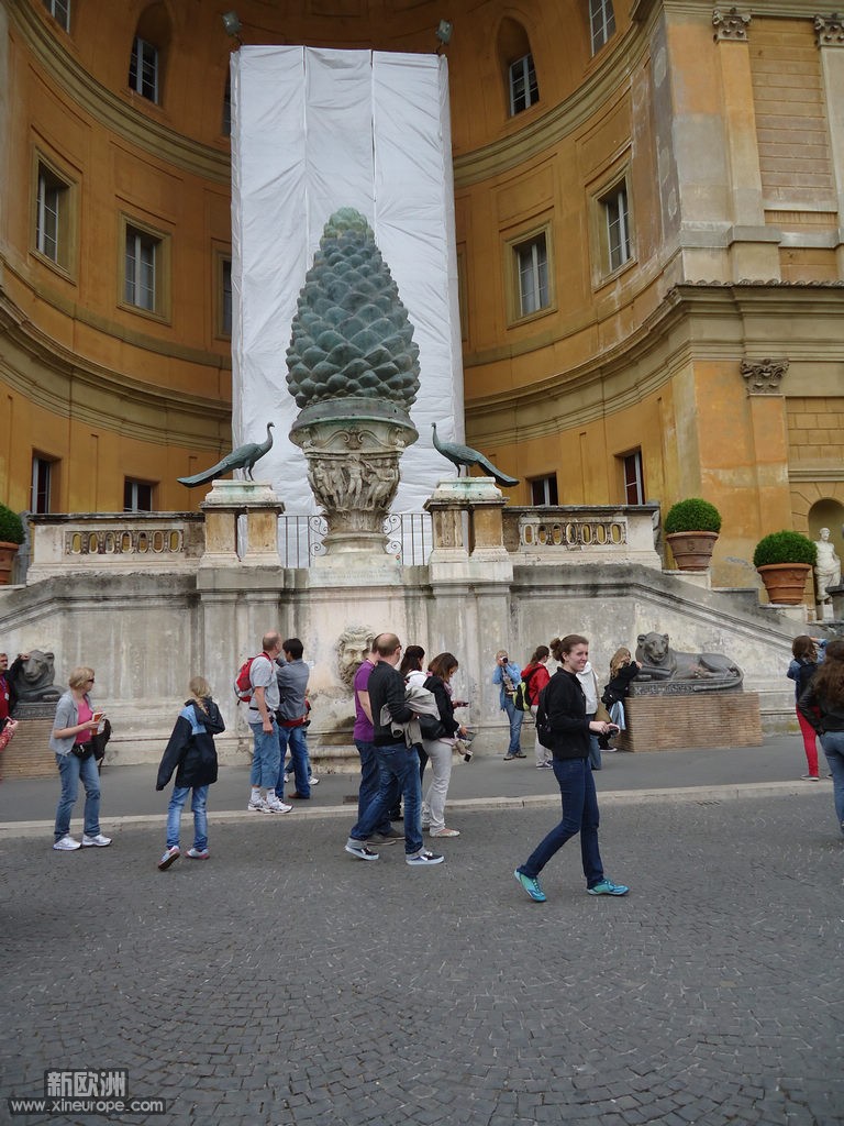 梵蒂冈博物錧内的院落.jpg