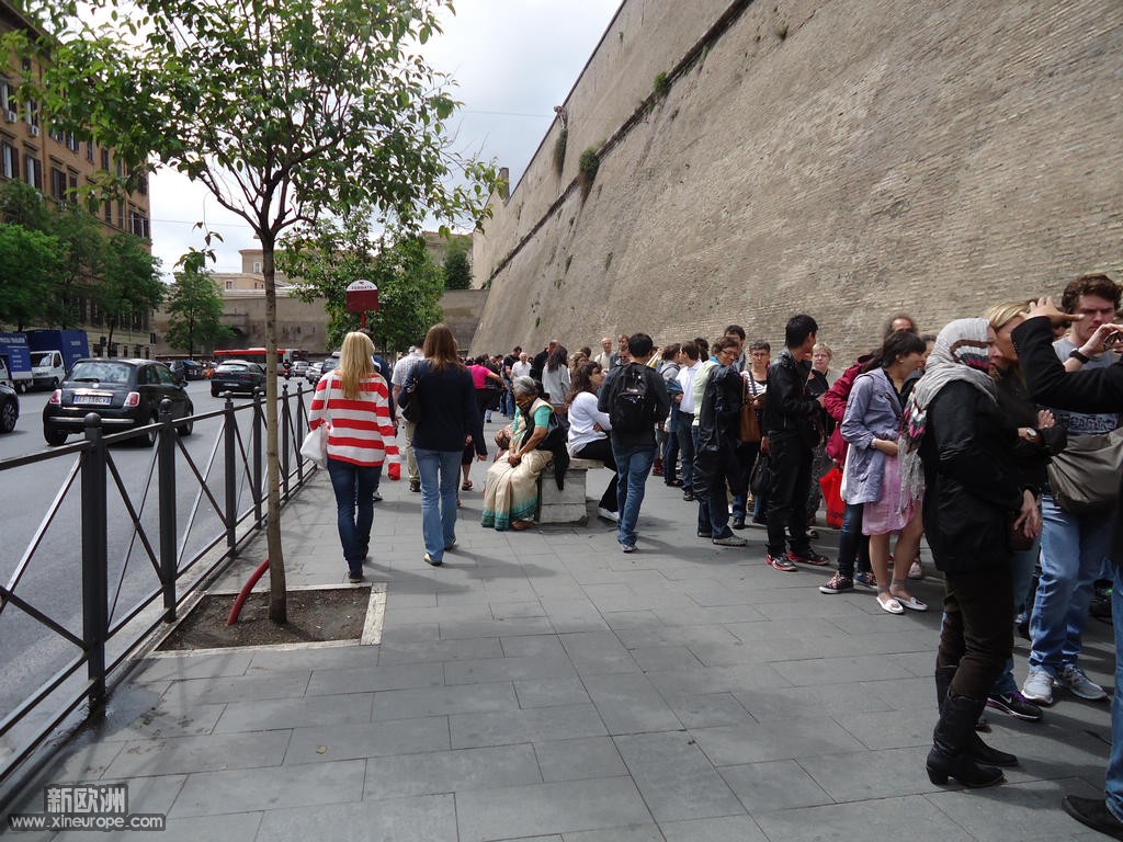 梵蒂冈博物錧外的排的队呀，二个多小时，有没有？.jpg