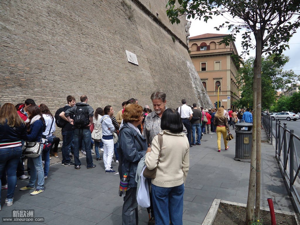 梵蒂冈博物錧外的排的队呀，二个多小时，有没有？1.jpg