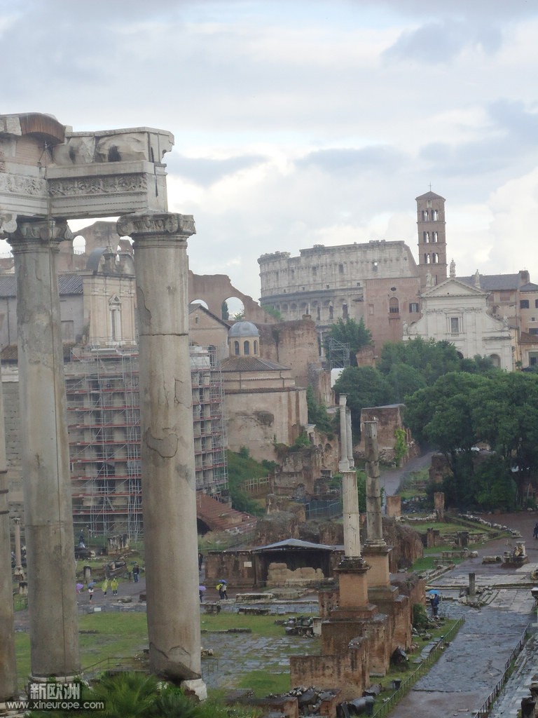 穿过凯撒广场的残迹，看到远处的古罗马斗兽场。.jpg