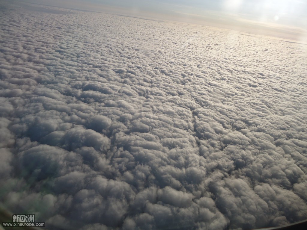 飞机窗外的云海，很漂亮。.jpg