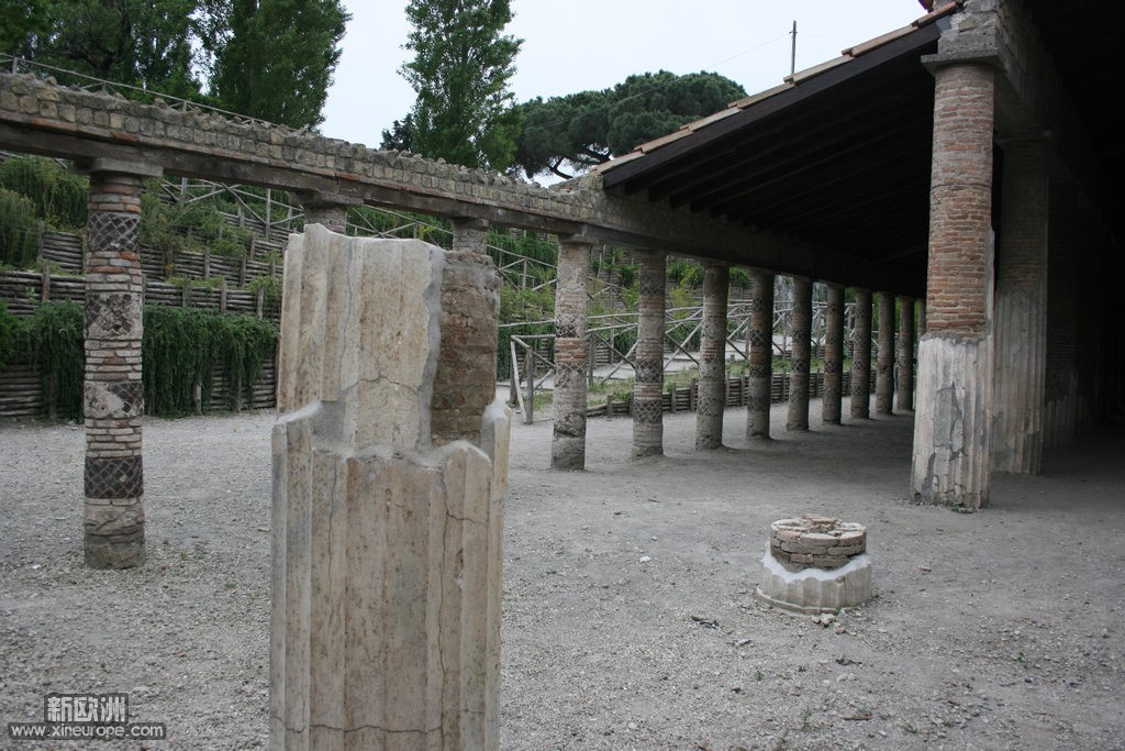 庞贝古城残存石柱的水泥罩面。手艺不一般呀。.jpg