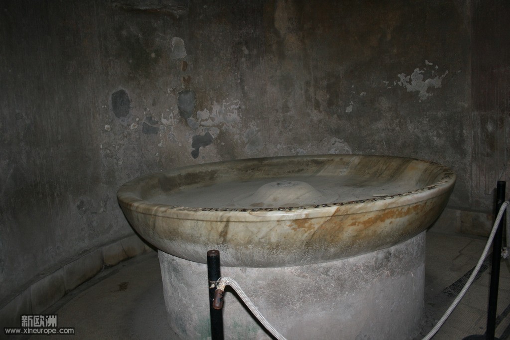 庞贝古城洗浴中心内，我想是来用装温水冲澡用的吧。。.jpg