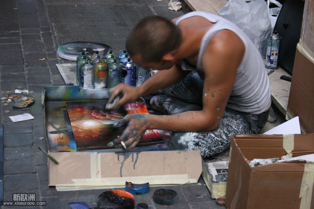 街头喷画艺人，只需十多分钟就成一幅作品。.jpg