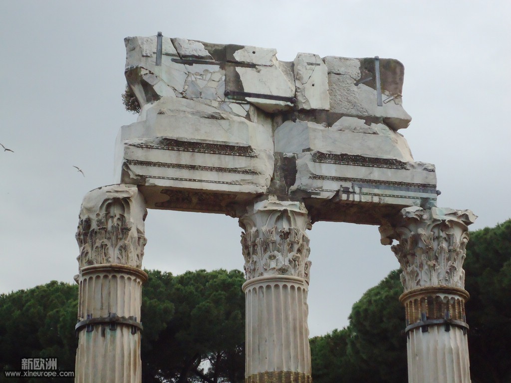 凯撒广场的残存石柱。.jpg