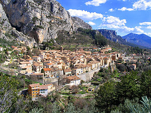 Moustiers_Sainte_Marie.jpg