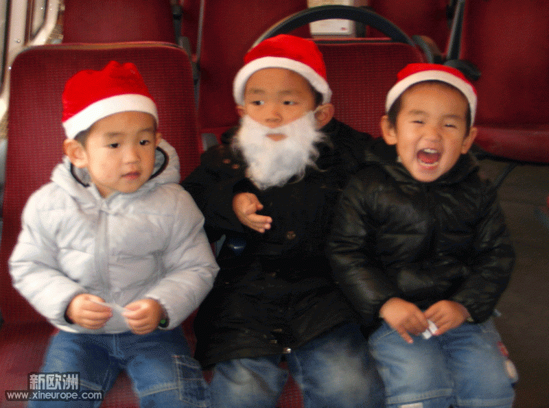 坐火车出去玩 哥哥有圣诞老人的胡子 弟弟们没有 很着急 只好哄着说圣诞老人5岁才会长胡子 ...