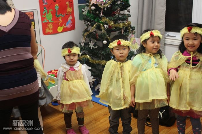 棠棠幼儿园圣诞聚会，他们班唯一的男孩！