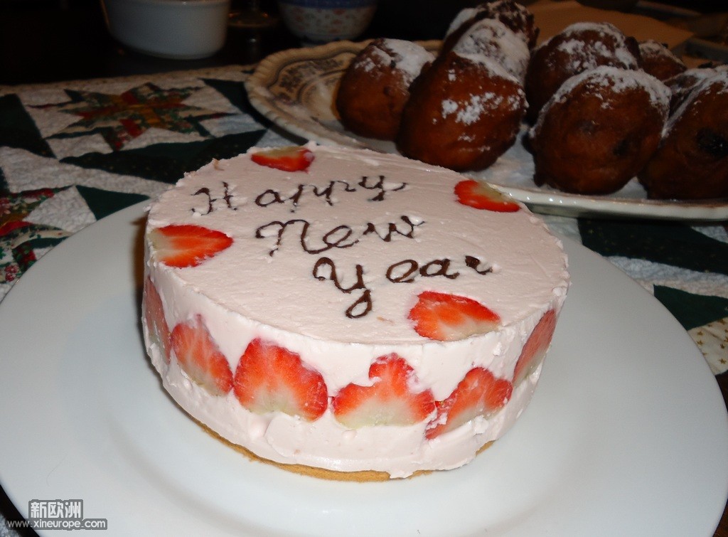 我做的草莓新年蛋糕，及荷兰人新年吃的傻男人饼...jpg