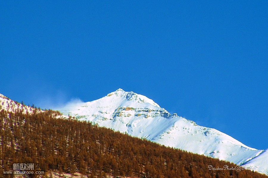 休息站拍到的蓝天雪山-1.jpg