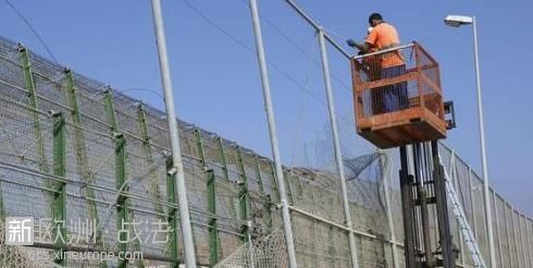 阻止非洲移民大批冲击边境 西班牙罕见安装“铁刀网”