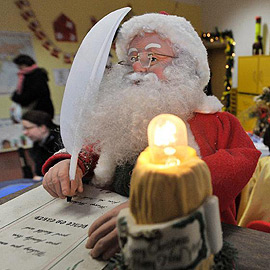 圣诞临近 德国“圣诞老人”忙着给中国人回信
