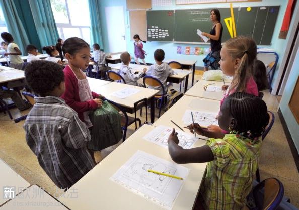 法国小学教师罢课反对作息制度改革 巴黎成主力