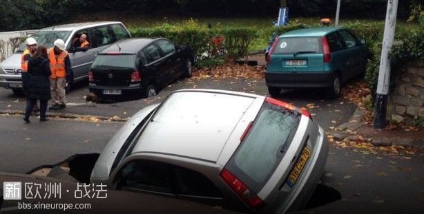 法国一街道因水管破裂下陷 导致汽车“消失”