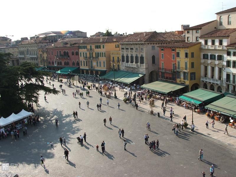 Verona_-_Piazza_Bra.jpg