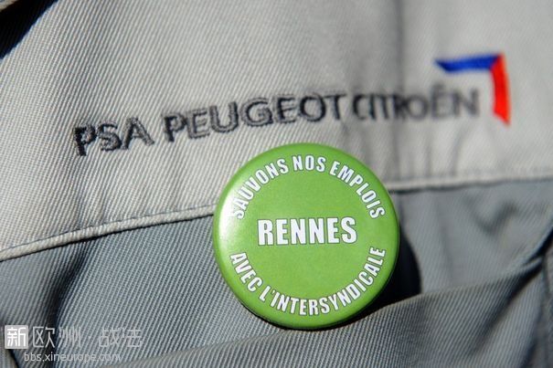 692462_un-salarie-de-l-usine-de-rennes-de-psa-peugeot-citroen-porte-un-badge-en-.jpg