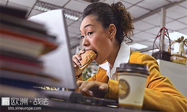 办公桌午餐：令人生厌却束手无策