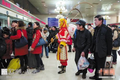 孙悟空亮相北京站!扛包排队买火车票引围观