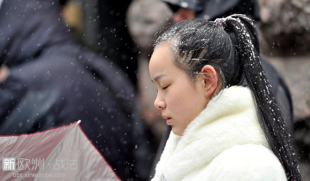 央戏艺考初试，美女冒雪赶考