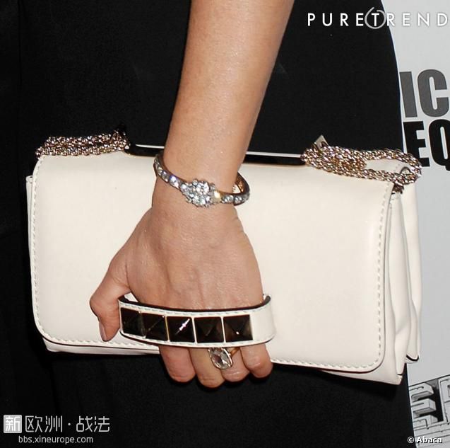 800939-la-pochette-valentino-de-jennifer-637x0-1.jpg