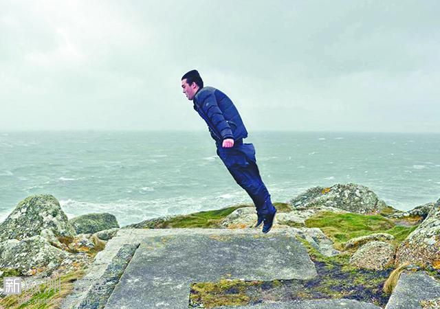 夸张：暴风雨横扫英国 玩命男居然借风力起飞(图)