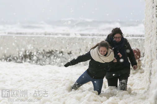 法国现海水泡沫奇观 酷似积雪覆盖道路