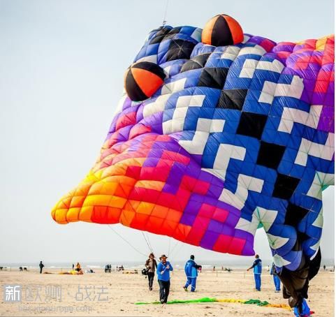 法国国际风筝节将至 各式风筝扮靓天空