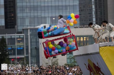 搞怪“鸟人”香港上演另类飞行比赛