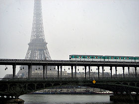 280px-385319159_57bdf03ba8_b_Metro_de_Paris_ligne_6_traversee_de_la_Seine.jpg