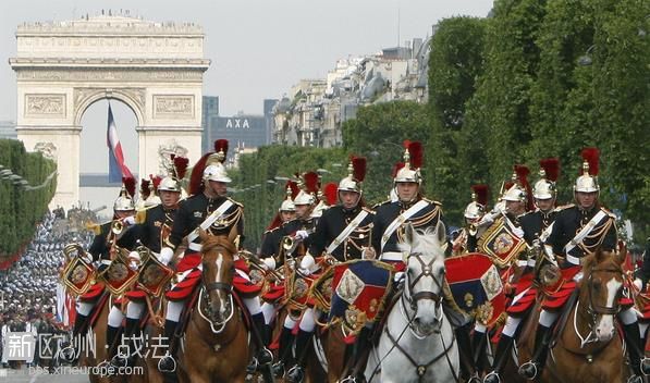 法国国庆阅兵传递和平团结信息 总统奥朗德发表讲话